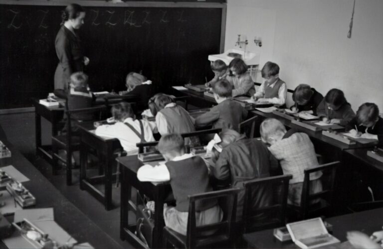 Edukacja dzieci w XIX wieku – jak wyglądała szkoła?